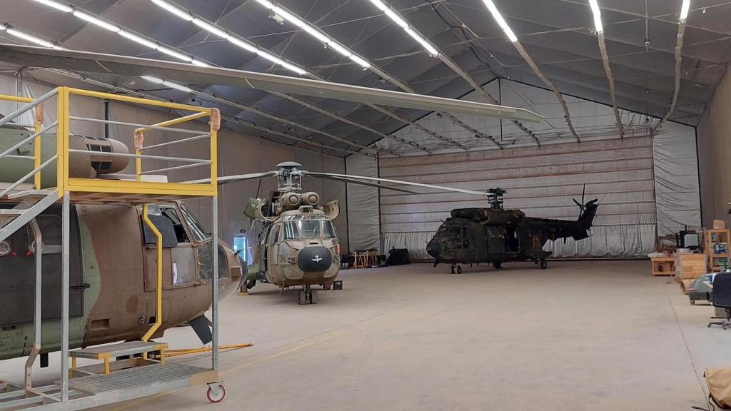 Helicópteros da Força-Tarefa Toro em um hangar vários meses antes da retirada final