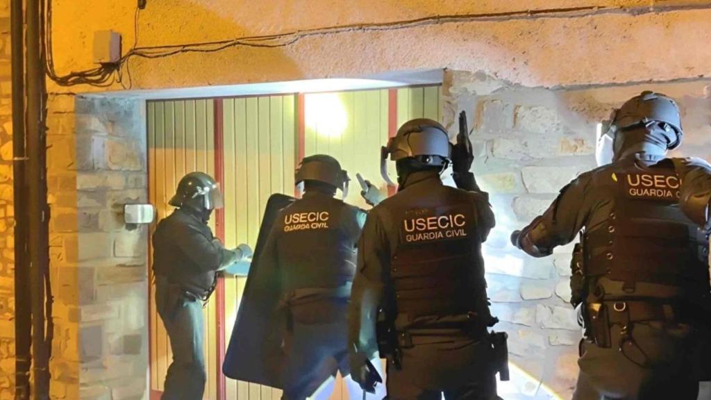 Operación Gasby de la Guardia-Civil en una vivienda de una población del Pirineo.