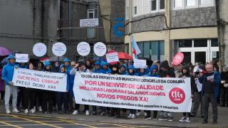 Protesta de los trabajadores de las Escuelas Deportivas Municipales de A Coruña, hoy.