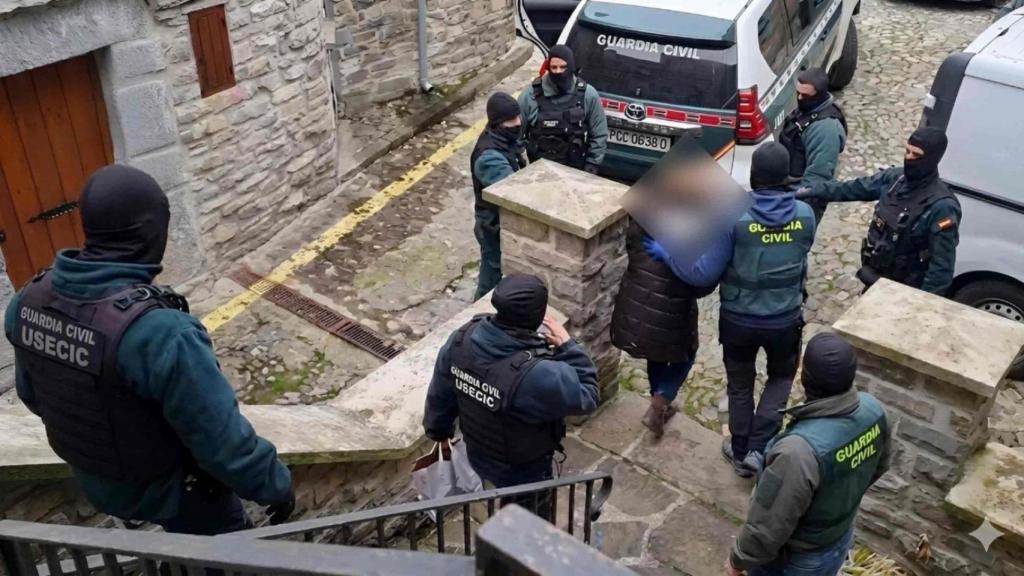 Operación Gasby de la Guardia-Civil. Los agentes se llevan a uno de los camellos arrestados.