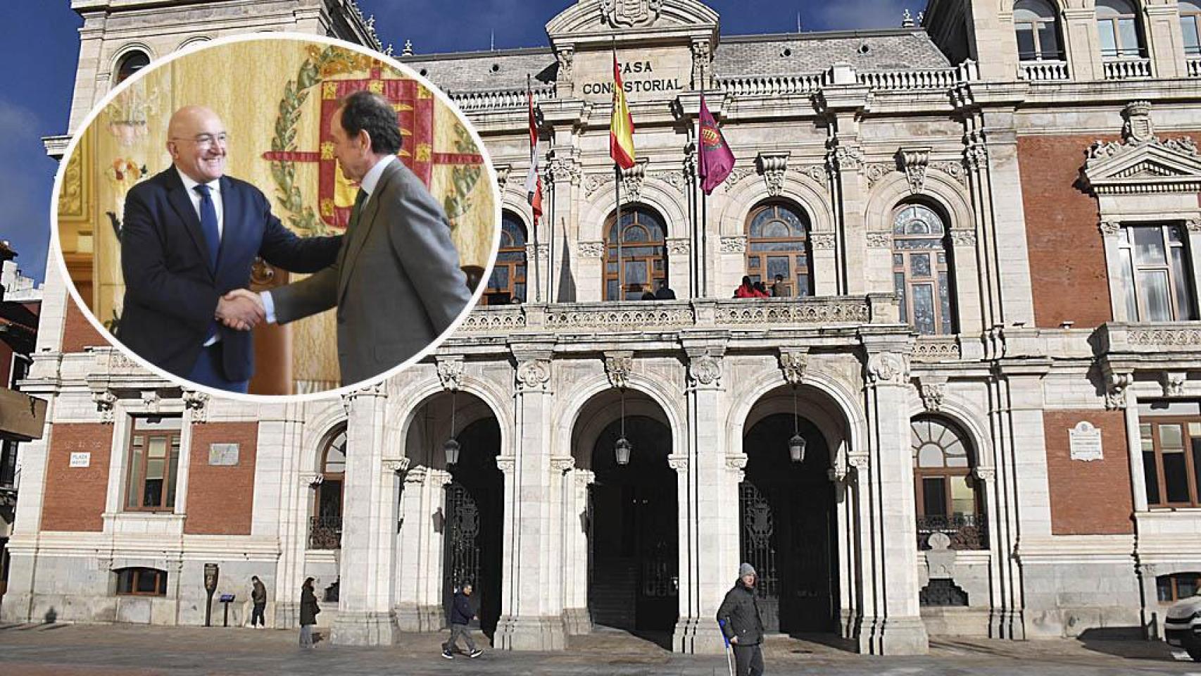 Jesús Julio Carnero junto a Jaime Alfonsín y la Casa Consistorial de Valladolid.