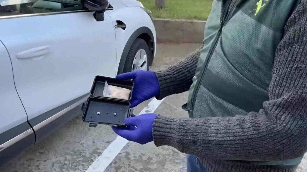 Caleta de droga oculta en un coche y hallada durante la Operación Gasby de la Guardia-Civil en la Jacetania y el Alto Gallego.