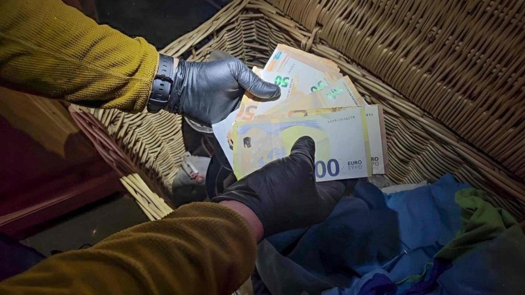Dinero hallado entre la ropa sucia de un camello del Pirineo aragonés.