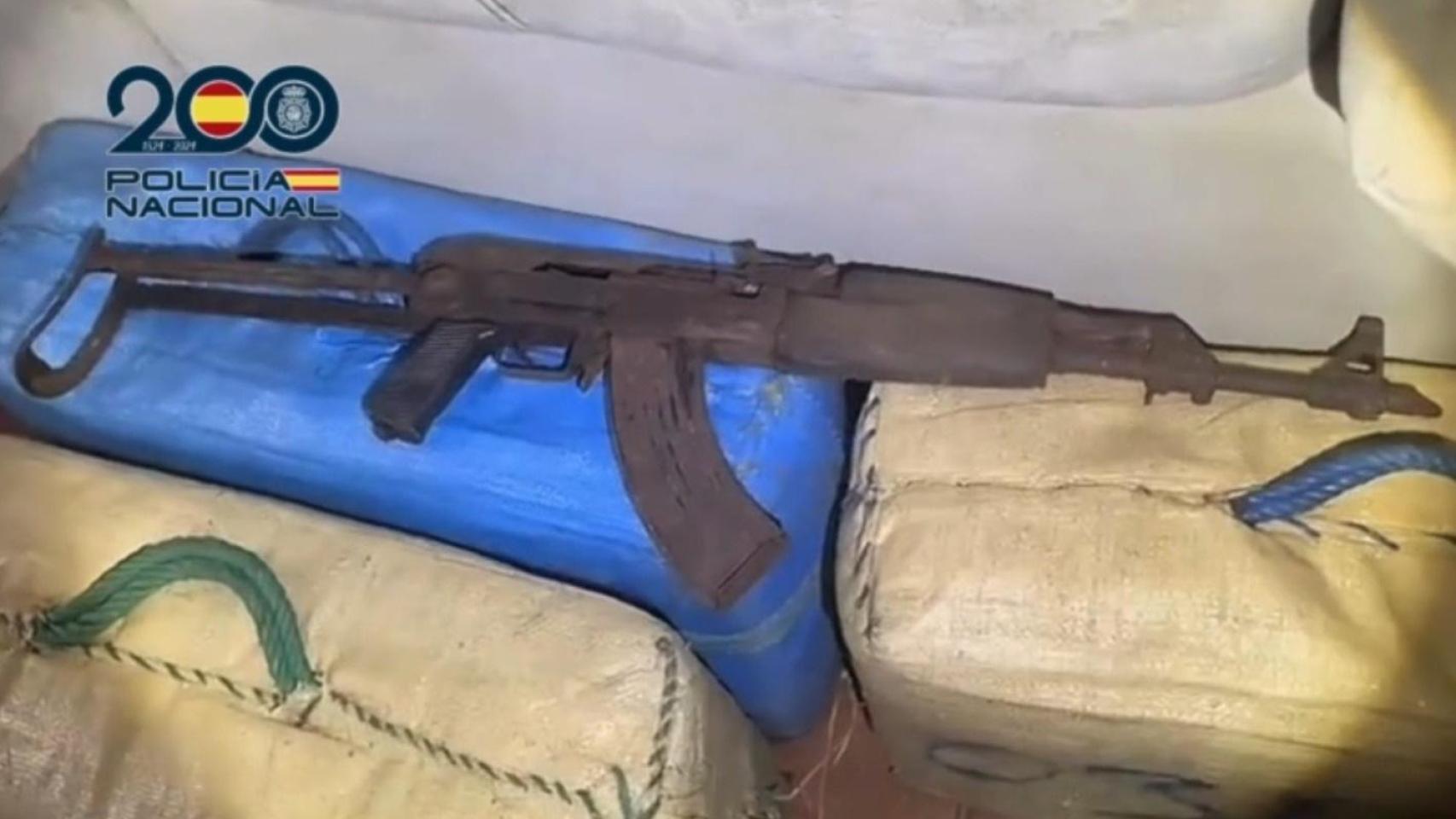 Una de las armas intervenidas en la operación.