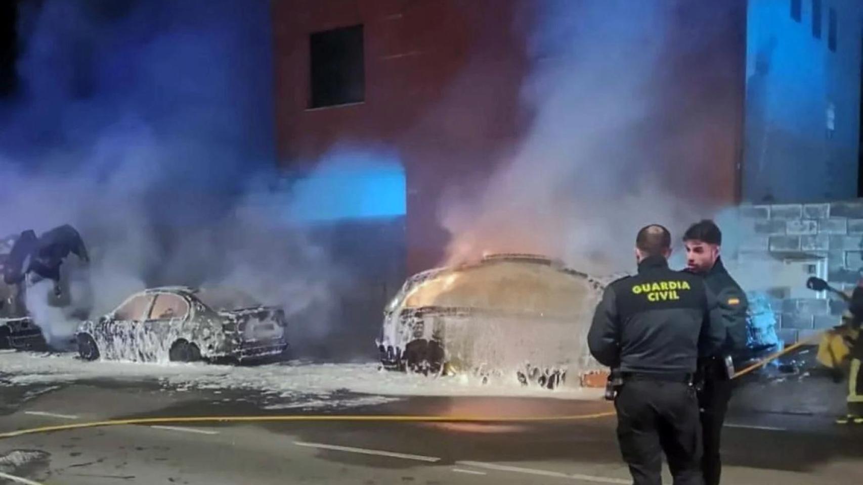 Imagen del incendio del coche del alcalde en San Cristóbal de Segovia.