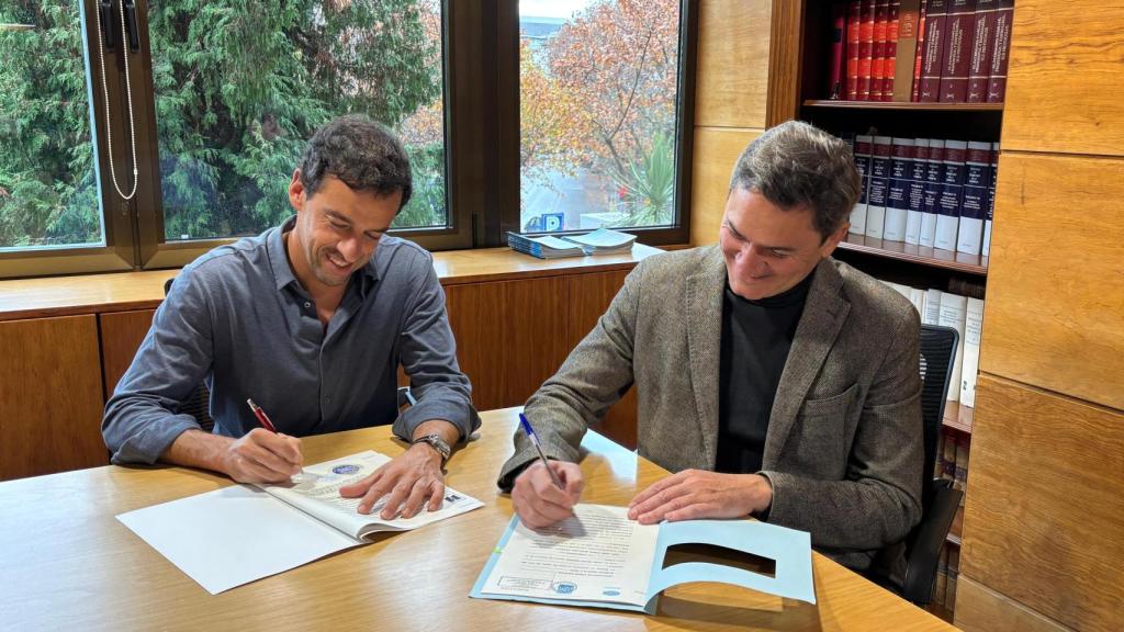 Los responsables de ambas entidades durante la firma del acuerdo empresarial.