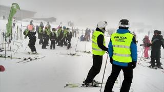 Policía Nacional adscrita al Gobierno de Aragón patrulla las pistas de esquí del Pirineo.