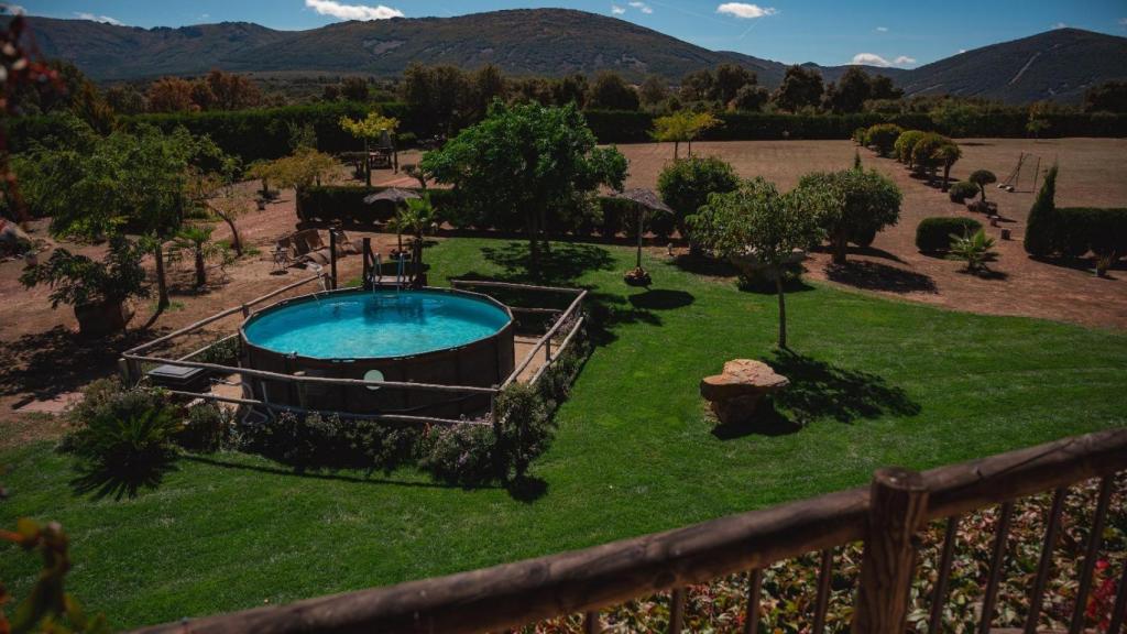 Jardín exterior del alojamiento.