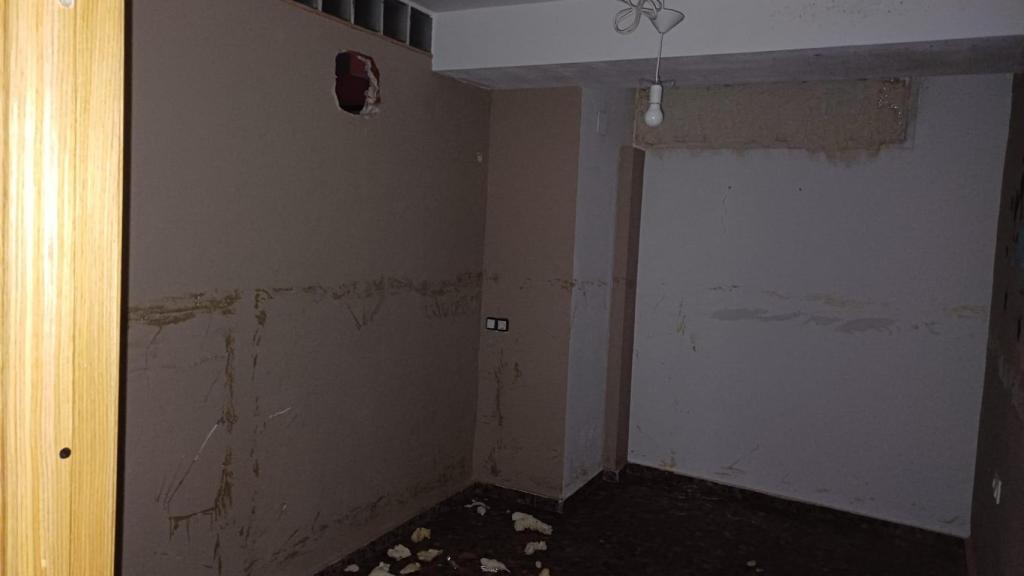 Una habitación donde los okupas cultivaban marihuana. EE