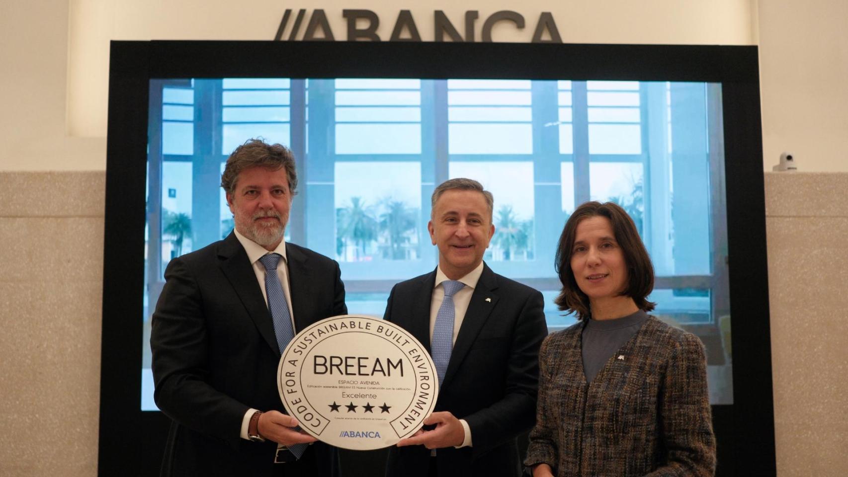Abanca recibe en A Coruña la certificación de sostenibilidad BREEAM ES para Espacio Avenida