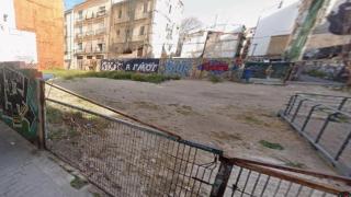 El solar en el centro de Valencia donde se construirán 76 nuevas viviendas. EE