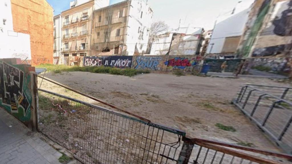 El solar en el centro de Valencia donde se construirán 76 nuevas viviendas. EE