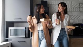 Pausa del café entre compañeras de trabajo