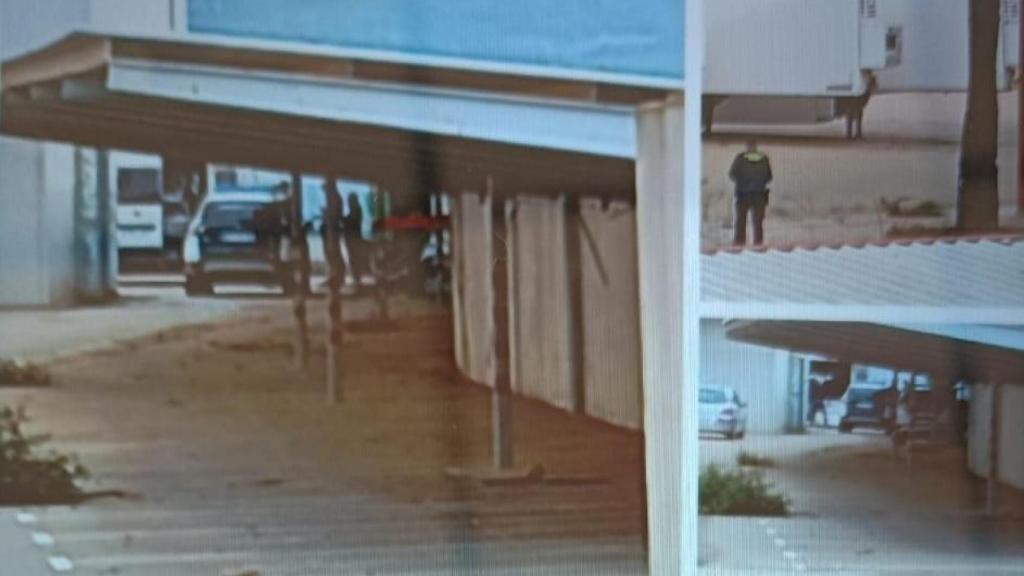 La Guardia Civil durante el arresto de dos ladrones que estaban desvalijando Porkytran.s, el 19 diciembre.