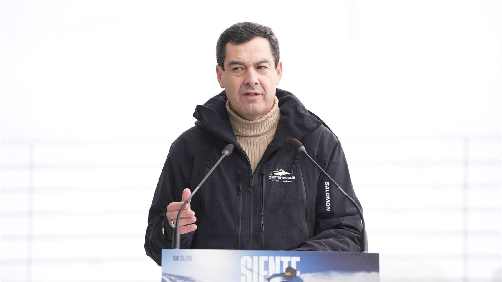 Juanma Moreno, presidente de la Junta de Andalucía, este viernes en Sierra Nevada.