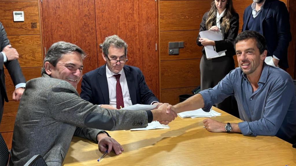 Los fundadores de Bolsa Social y Goparity celebran el acuerdo suscrito.