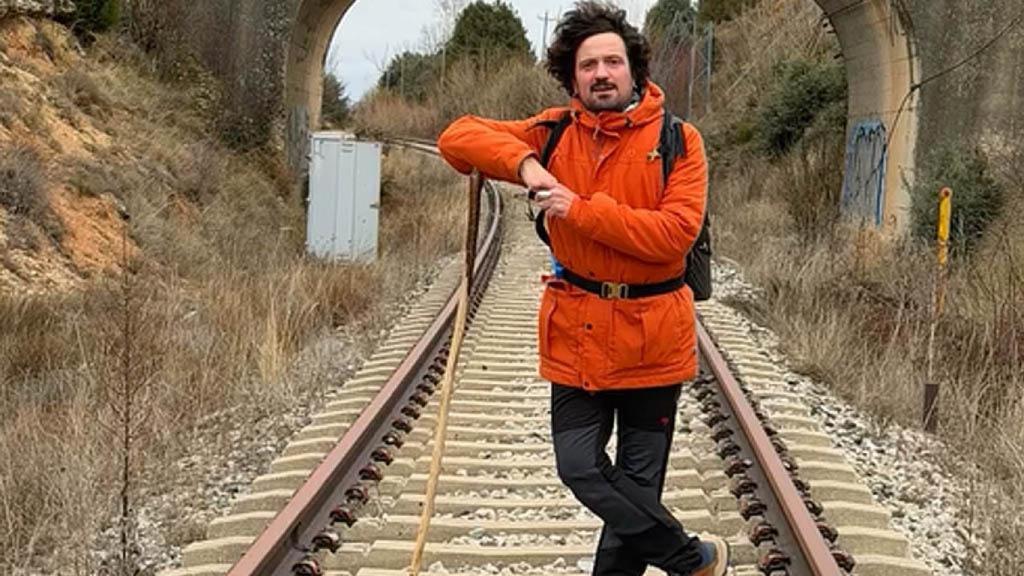 Carlo Cuñado durante su camino por las vías para reivindicar el tren directo entre Aranda y Madrid.