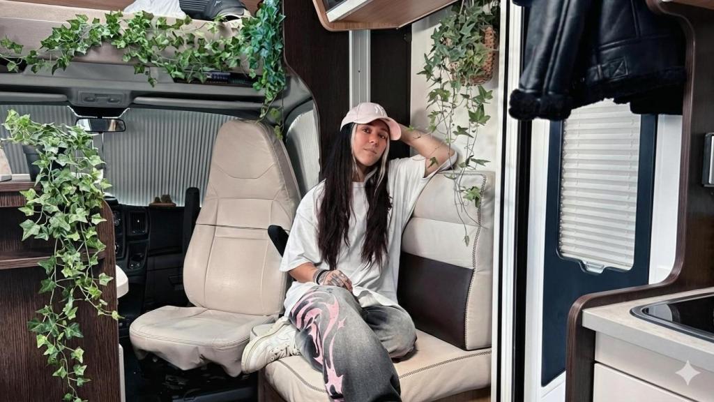 Diana en el interior de su autocaravana.
