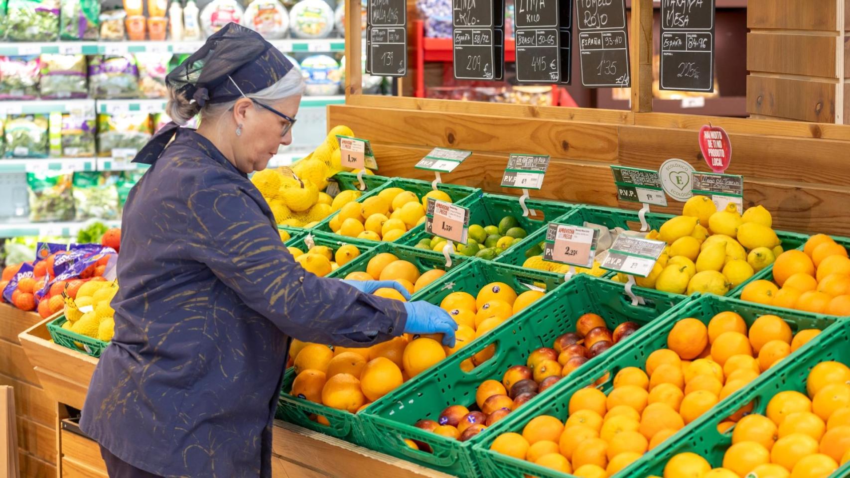 Una frutera de un Supermercado Gadis.