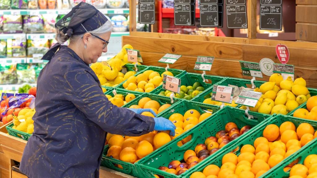 Una frutera de un Supermercado Gadis.