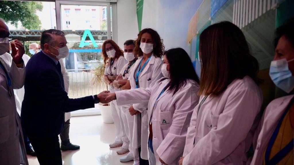 El consejero de Sanidad en la una nueva unidad de salud mental para menores del Regional.