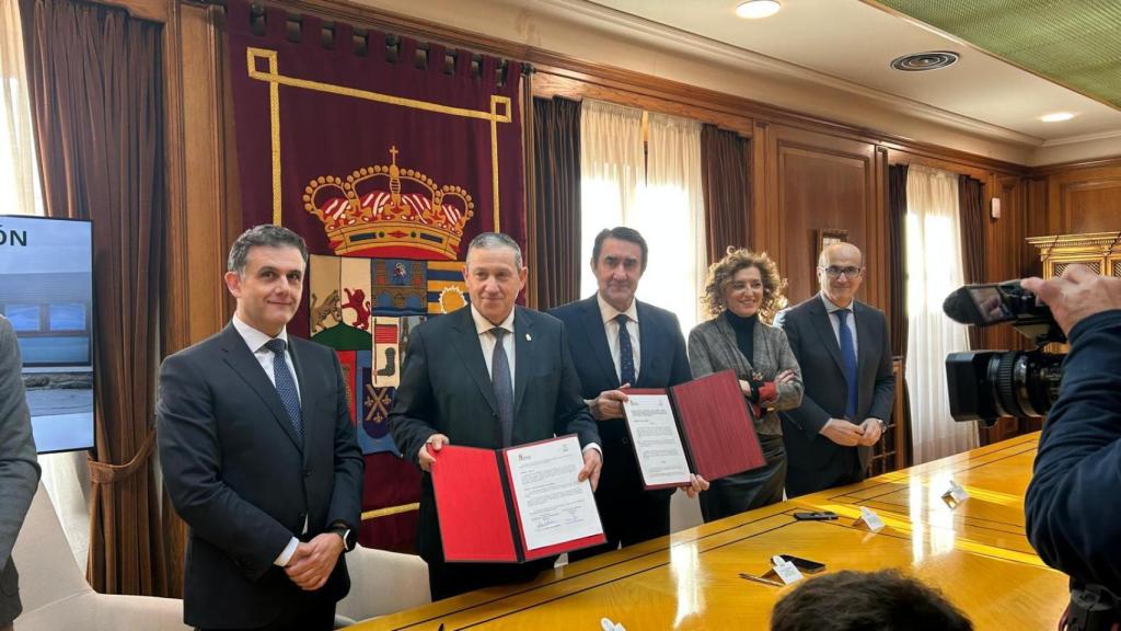 El consejero de Medio Ambiente, Vivienda y Ordenación del Territorio, Juan Carlos Suárez-Quiñones, y el presidente de la Diputación de Zamora, Javier Faúndez, han firmado un protocolo