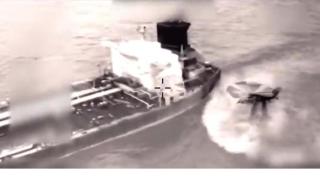 Momento en el que un helicóptero de la Guardia Costera de EEUU aborda al petrolero Olina.