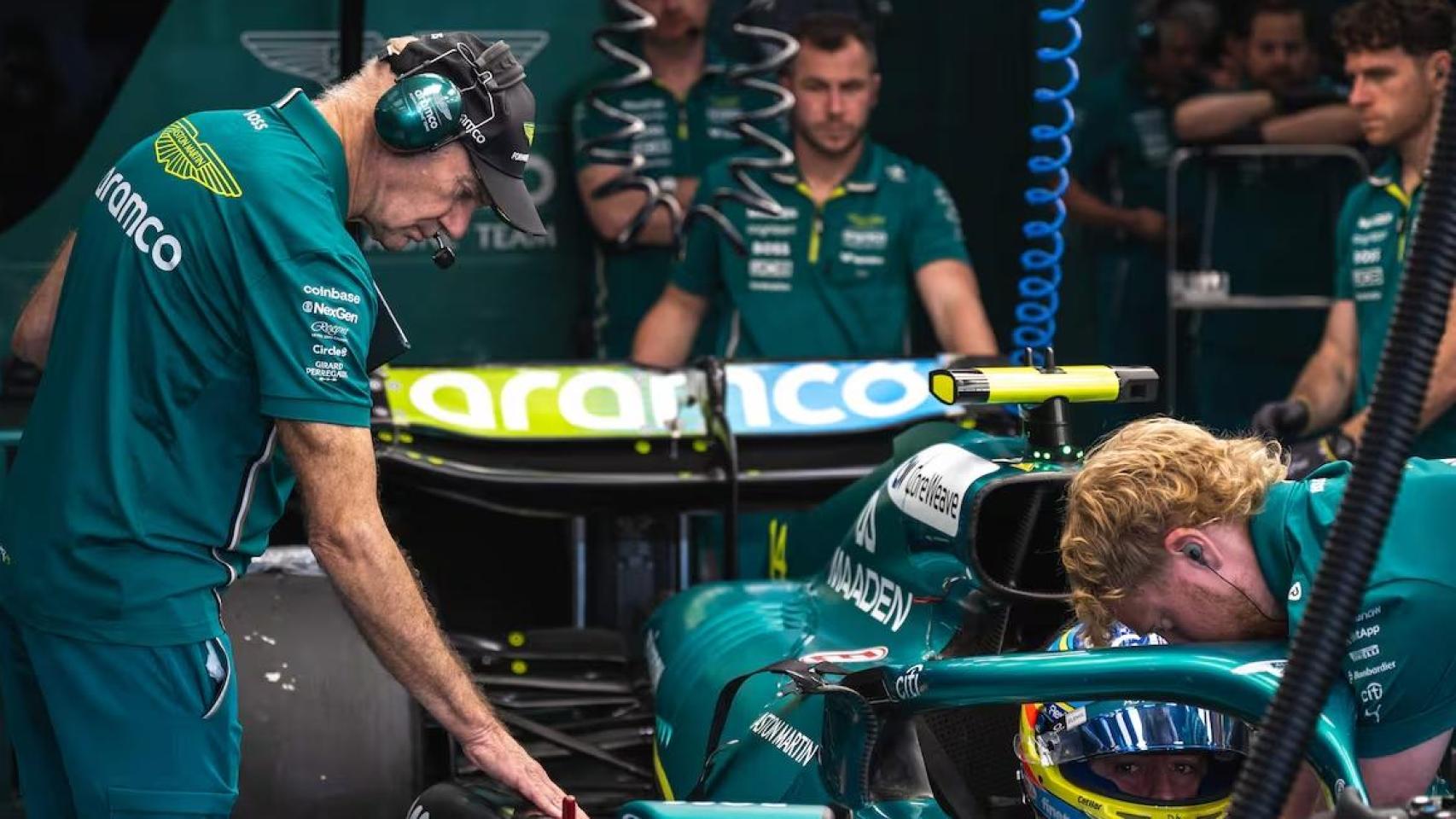 Adrian Newey inspecciona el Aston Martin de Fernando Alonso durante el GP de Qatar.
