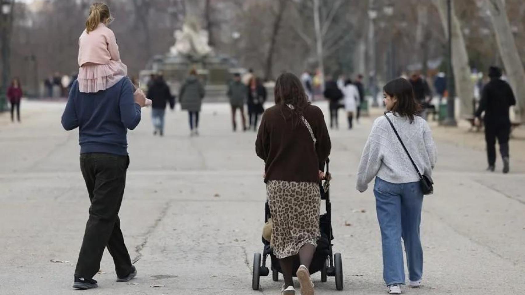 Un familia pasea en el parque de El Retiro en Madrid.