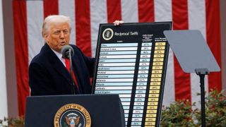 Donald Trump anunció su plan de aranceles sobre los productos importados durante un evento en el “Día de la Liberación” el 2 de abril de 2025 en el Jardín de las Rosas de la Casa Blanca.