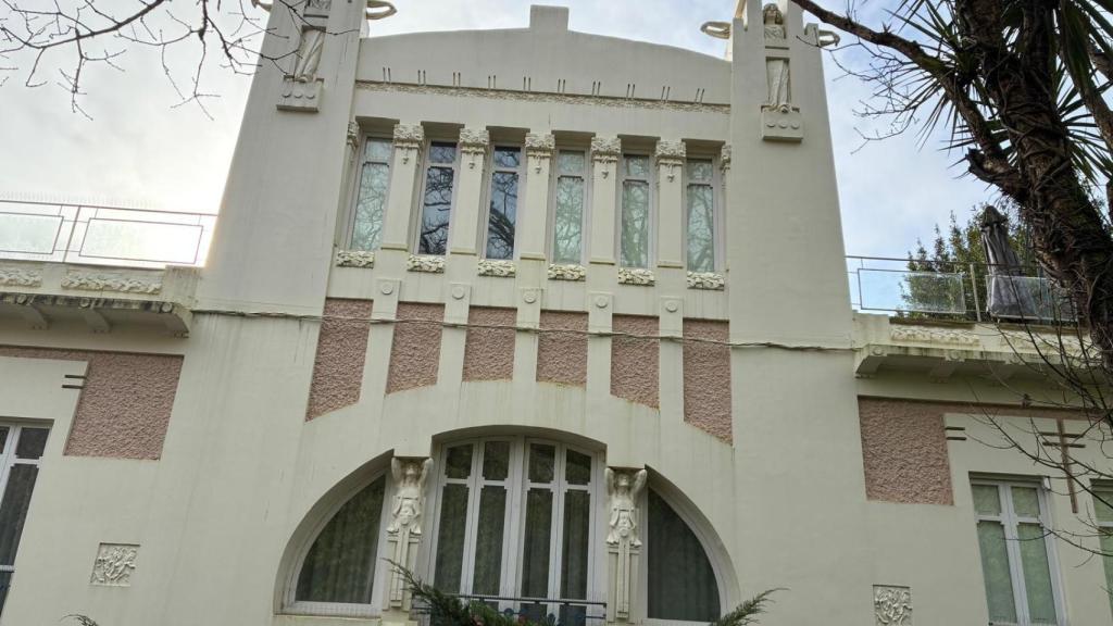 Fachada de la casa al escultor Ramón Núñez