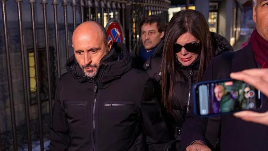 Los propietarios del bar Le Constellation, Jacques Moretti (izq.) y Jessica Moretti (centro), llegan a una audiencia el viernes