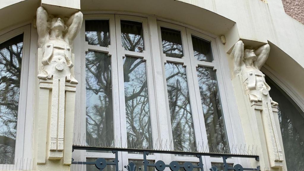 Figura d elos atlantes en la cornisa del edificio