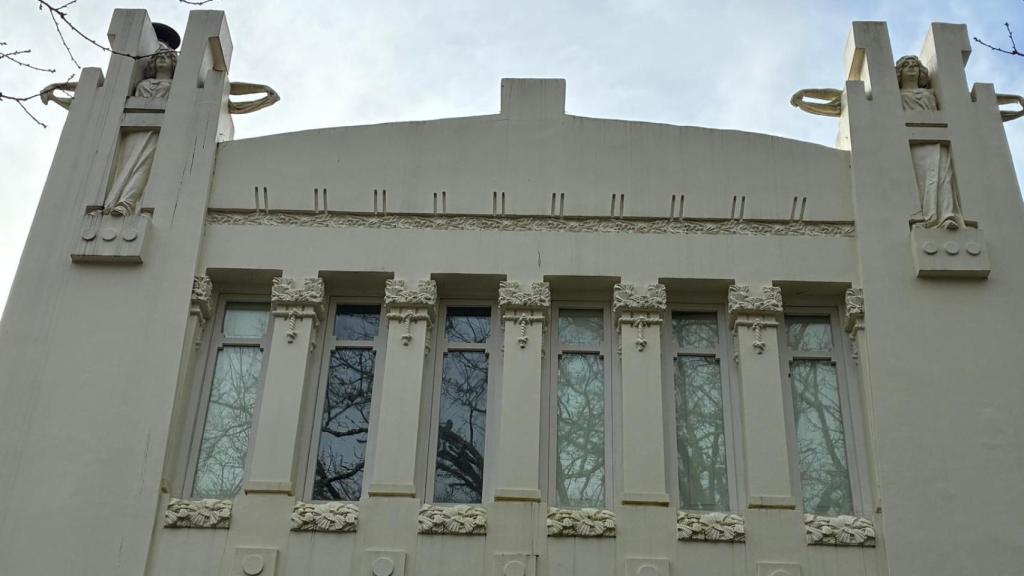 Escultura femeninas del edificio