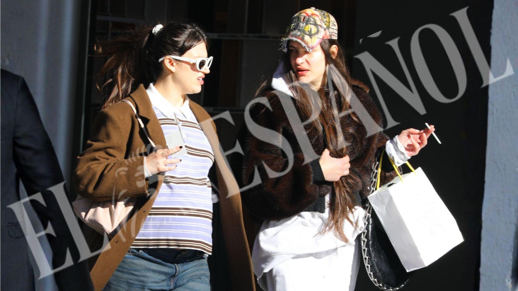 Acompañada de una amiga, Úrsula Corbero disfrutó de una jornada de compras en la milla de oro de Madrid.