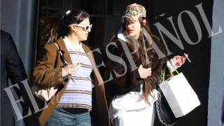 Acompañada de una amiga, Úrsula Corbero disfrutó de una jornada de compras en la milla de oro de Madrid.