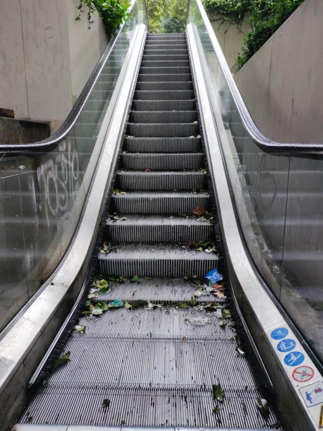 Primer tramo, con suciedad, de las escaleras mecánicas de Maestro Clavé.