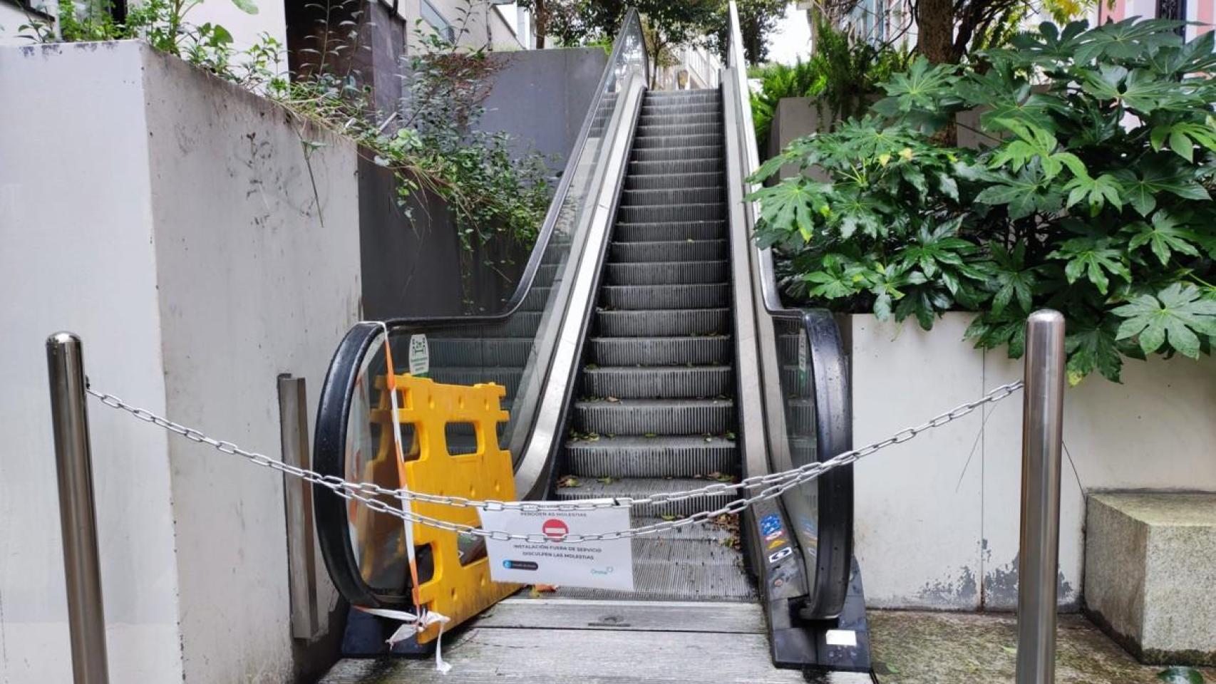 Paso cortado en uno de los tramos averiados de las escaleras mecánicas de Maestro Clavé.