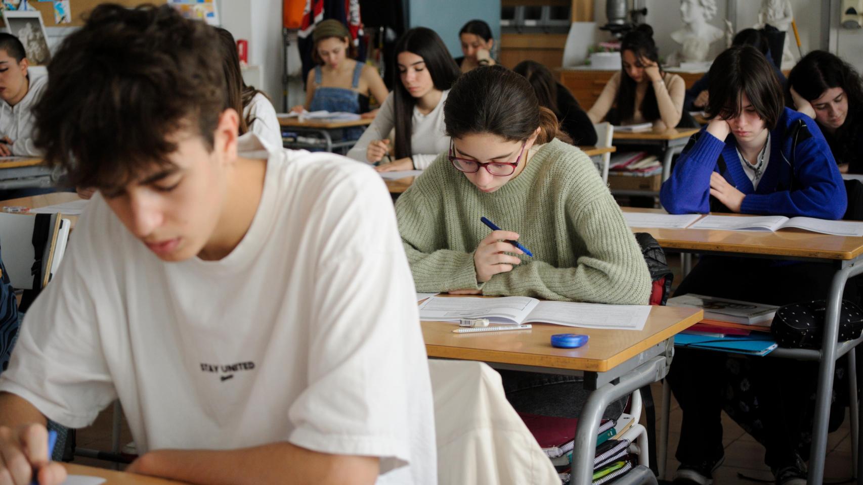 Un grupo de alumnos de instituto realizando un examen.
