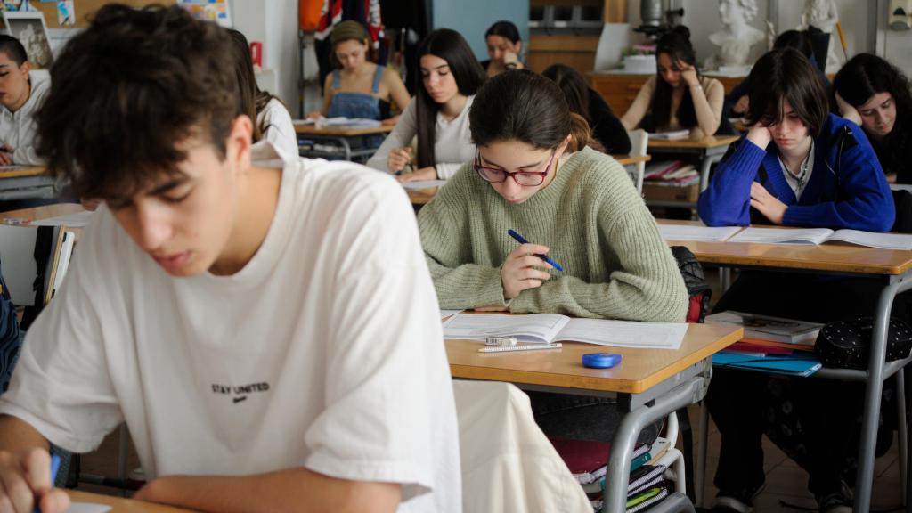Un grupo de alumnos de instituto realizando un examen.