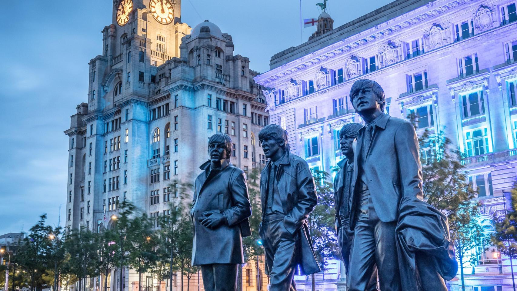 Escultura de los Beatles en Liverpool.