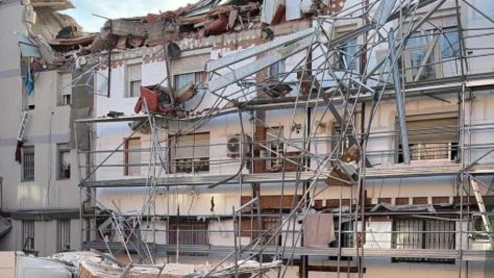 Un muerto y tres heridos muy graves en una explosión en una vivienda de Carabanchel: el edificio estaba en obras