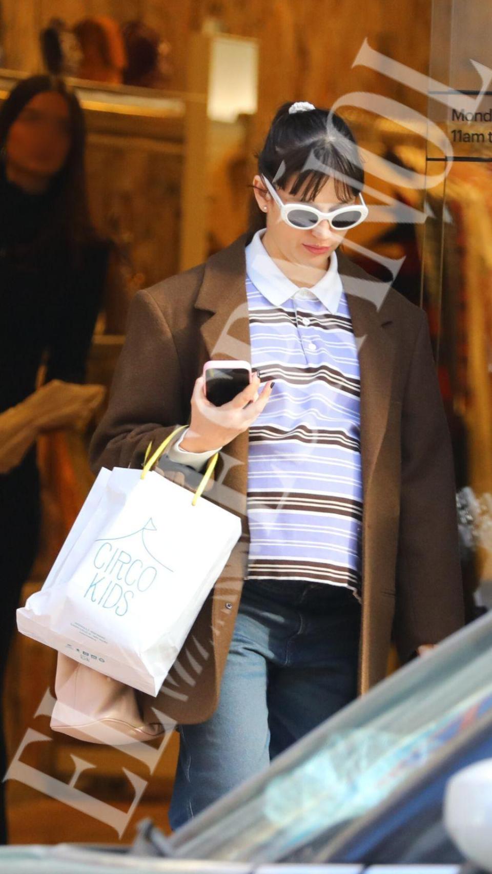 Úrsula Corberó, en la recta final de su embarazo, durante una mañana de compras por Madrid.