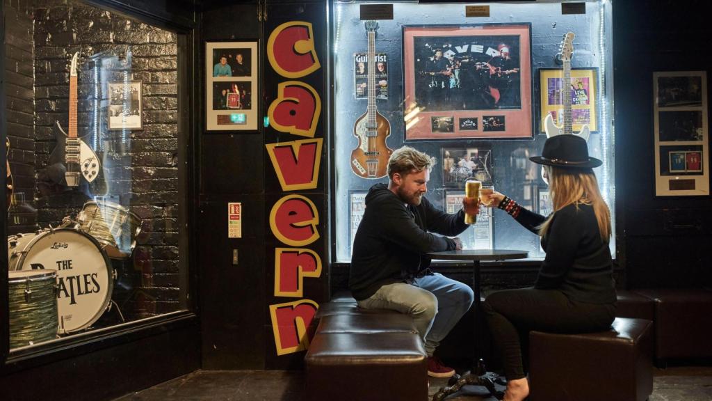 Pareja tomando algo en The Cavern.