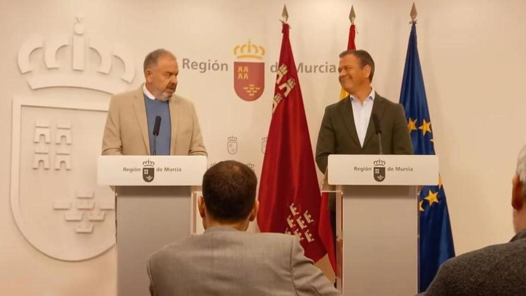 El presidente del Scrtas, Lucas Jiménez, este viernes, junto al consejero de Presidencia, Marcos Ortuño, durante la rueda de prensa de este viernes en San Esteban.