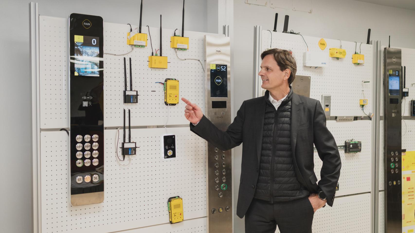 El madrileño Nicolás Mediavilla, tercera generación del Grupo FAIN, con mecanismos de ascensores en su oficina central.