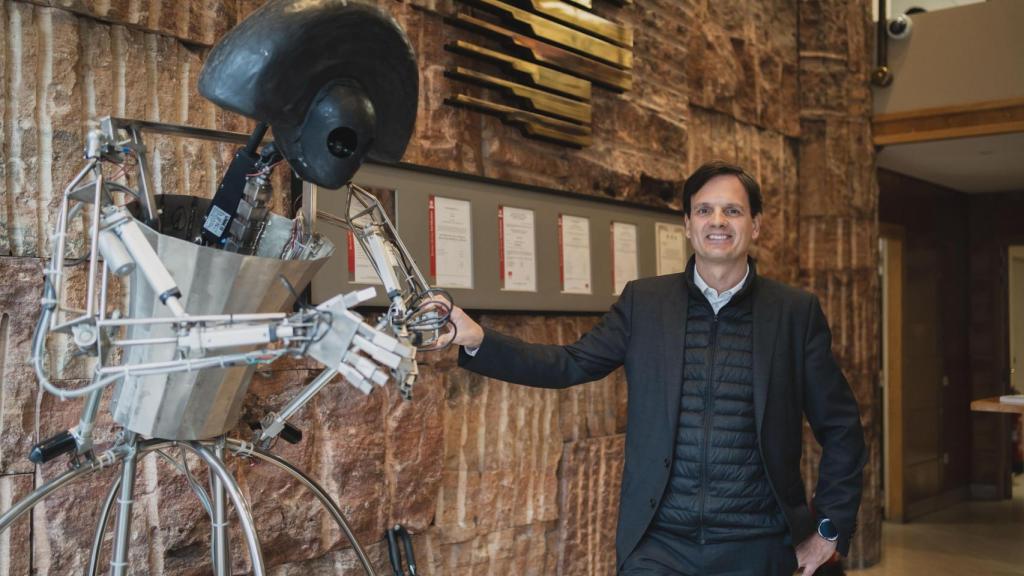 Nicolás Mediavilla junto a la menina de la entrada del Grupo FAIN.