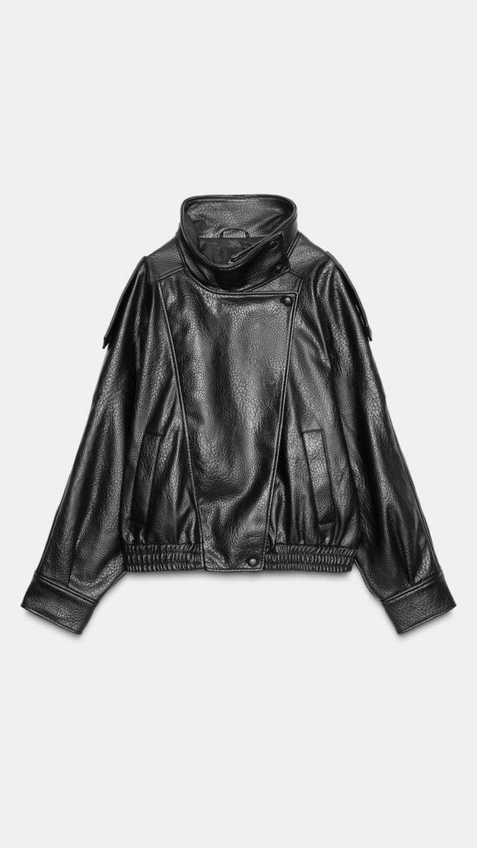 Cazadora negra de Zara.