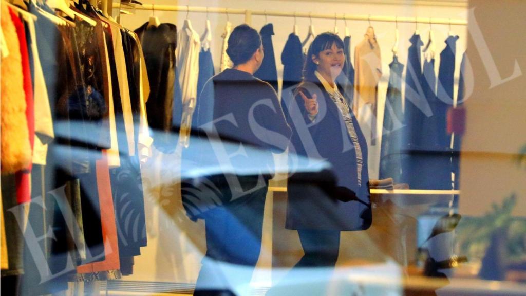 Úrsula Corberó, en el interior de la tienda Loewe de la calle Serrano, en Madrid.