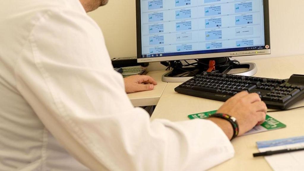 Un médico andaluz pasa consulta.